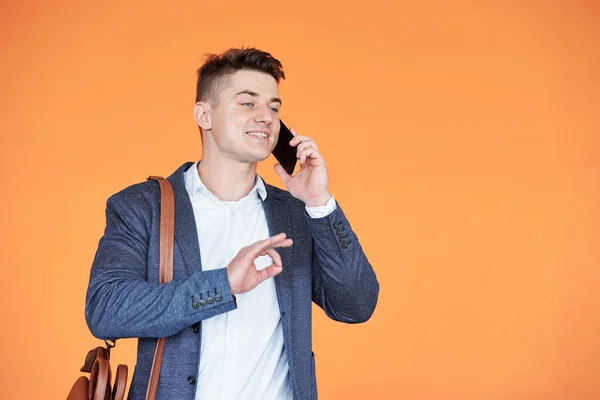 Joven Empresario Guapo Hablando Por Teléfono Con Cliente Persuadirlo Para —  Fotos de Stock