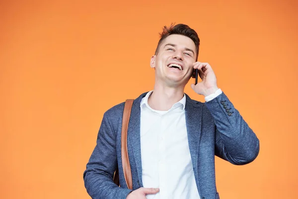 Πορτρέτο Του Νεαρού Επιχειρηματία Μιλώντας Στο Τηλέφωνο Και Γελώντας Αστεία — Φωτογραφία Αρχείου