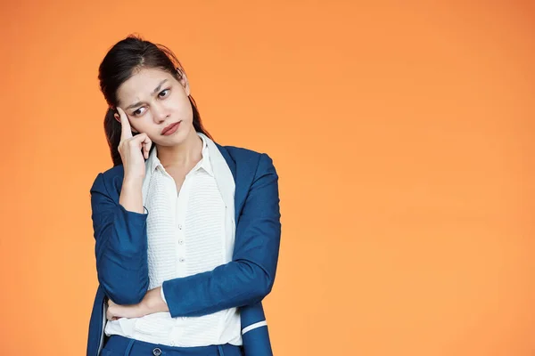 Empresaria Joven Frunciendo Ceño Pensando Cómo Dirigir Negocios Tiempos Crisis —  Fotos de Stock