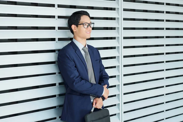 Bonito Sorridente Ambicioso Jovem Empresário Asiático Portas Obturador — Fotografia de Stock