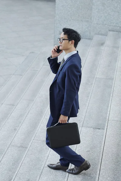 Guapo Joven Asiático Hombre Negocios Con Maletín Caminando Aire Libre — Foto de Stock