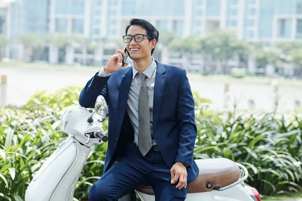 Vidám Fiatal Vietnámi Vállalkozó Robogón Telefonál — Stock Fotó