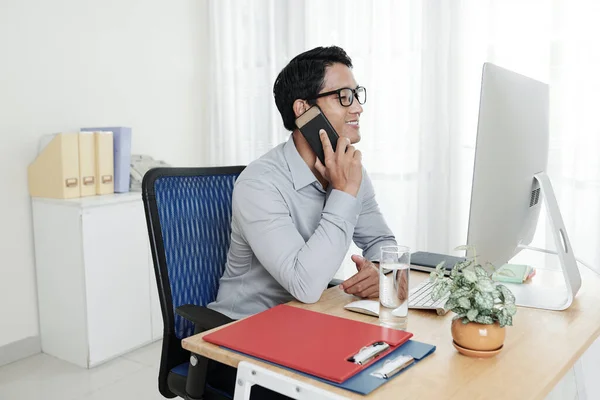 Jong Aziatisch Ondernemer Bellen Telefoon Met Collega Bij Het Lezen — Stockfoto