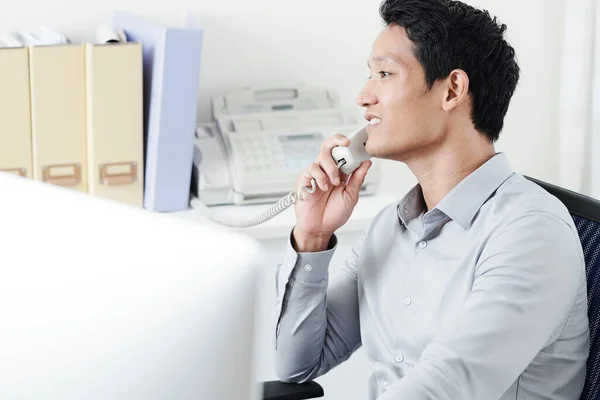 Jovem Empresário Positivo Falando Telefone Com Cliente Colega Trabalho Respondendo — Fotografia de Stock