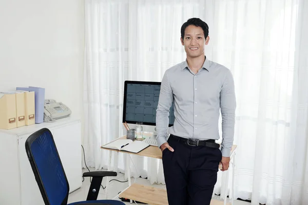 기업가가 컴퓨터 화면에 달력과 자신의 사무실 책상에 — 스톡 사진