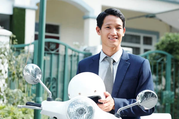 Ritratto Giovane Uomo Affari Asiatico Sorridente Che Indossa Casco Quando — Foto Stock