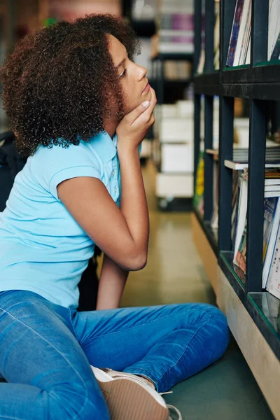 Menina Adolescente Pensativo Olhando Para Livros Prateleiras Biblioteca — Fotografia de Stock