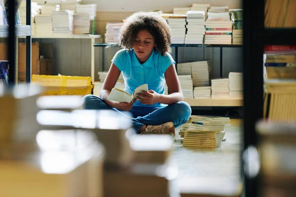 Adolescente Assise Parmi Les Piles Livres Dans Bibliothèque Lecture Roman — Photo