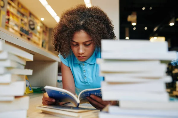 Menina Adolescente Grave Ler Livros Estudantes Biblioteca Para Projeto Grande — Fotografia de Stock