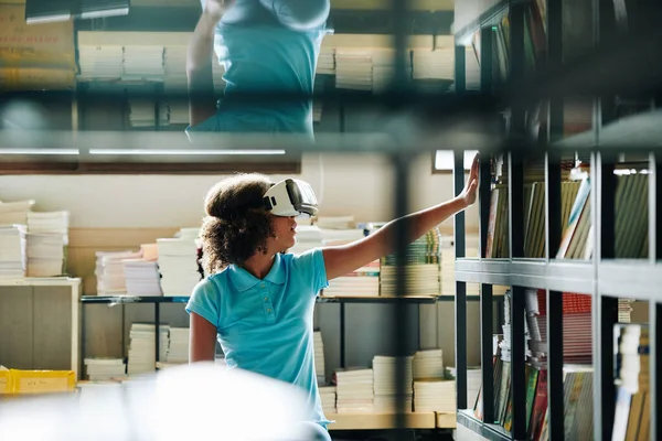 Adolescente Réalité Virtuelle Lunettes Marcher Dans Bibliothèque Choisir Des Livres — Photo