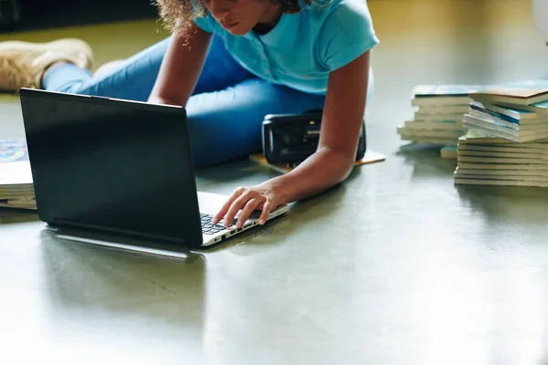 Menina Séria Deitada Chão Com Livros Redor Trabalhando Laptop — Fotografia de Stock