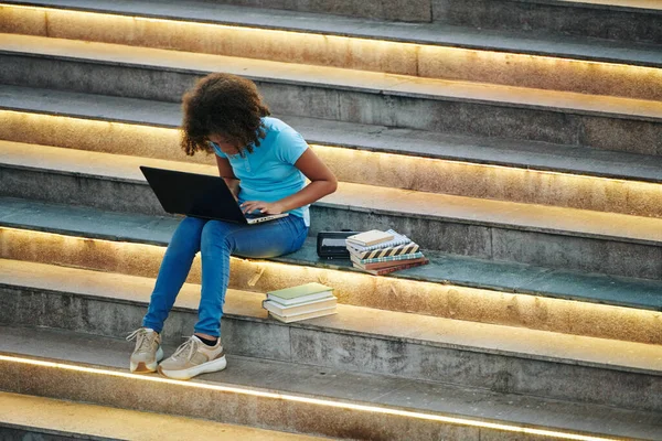 Chytrá Školačka Sedí Schodech Mnoha Knihami Pracuje Notebooku — Stock fotografie