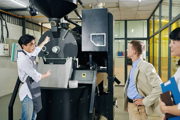 Trabajador Tostado Café Mostrando Nueva Máquina Los Inversores Hablando Sus —  Fotos de Stock