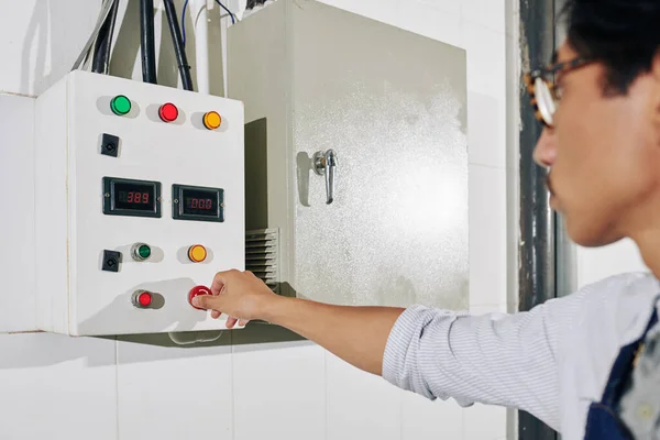 Controlador Giro Sério Trabalhador Fábrica Painel Para Ajustar Temperatura Torradeira — Fotografia de Stock