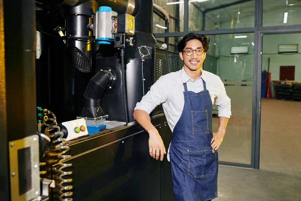 Portret Van Positieve Barista Denim Schort Staan Grote Moderne Rooster — Stockfoto