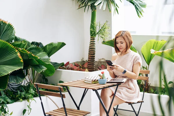 Mujer Vietnamita Bastante Joven Tomando Fotos Cactus Libros Mesa Café — Foto de Stock