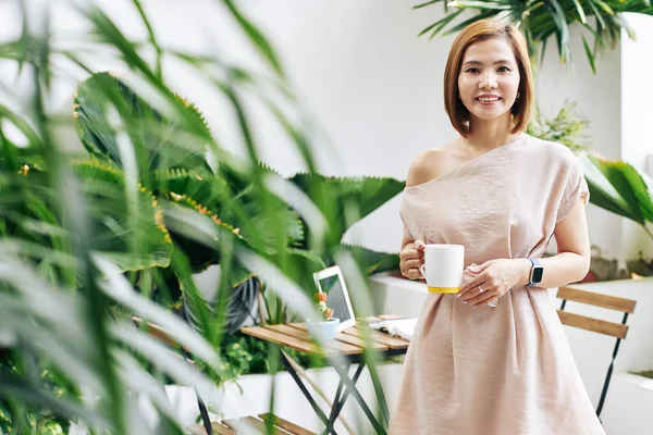 Retrato Joven Mujer Asiática Feliz Con Gran Taza Café Pie —  Fotos de Stock