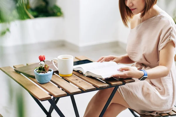 Beskuren Bild Ung Kvinna Läser Bok Och Har Morgon Kaffe — Stockfoto