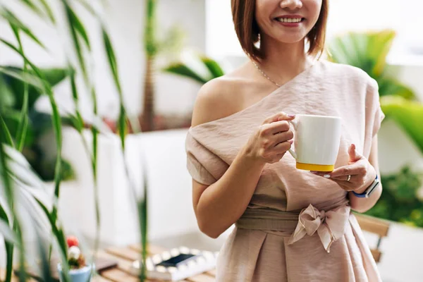 熱い飲み物のマグカップとコーヒースタンド若いベトナム人女性の笑顔の作物のイメージ — ストック写真