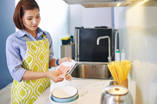Pretty Young Vietnamese Housewife Wiping Plates Soft Cloth Finishing Cooking — Stock Photo, Image