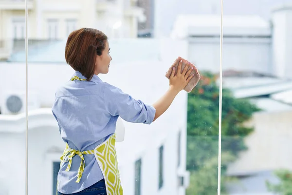 Hausfrau Schürze Putzt Große Fenster Ihrer Wohnung — Stockfoto