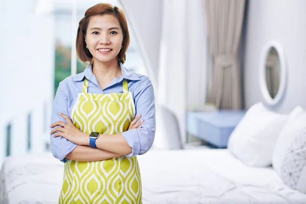 Portret Van Gelukkige Jonge Aziatische Vrouw Schort Kruising Armen Kijken — Stockfoto