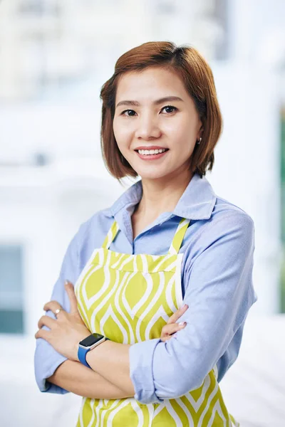Portrét Krásné Vietnamské Hospodyňky Zástěře Skládací Paže Usmívat Kameru — Stock fotografie