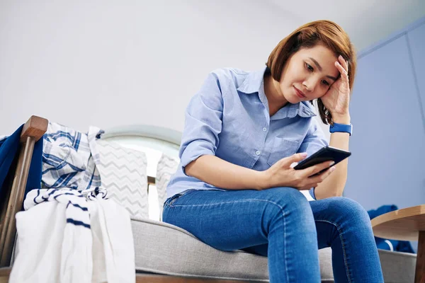 Mujer Vietnamita Cansada Revisando Mensajes Notificaciones Teléfono Inteligente — Foto de Stock