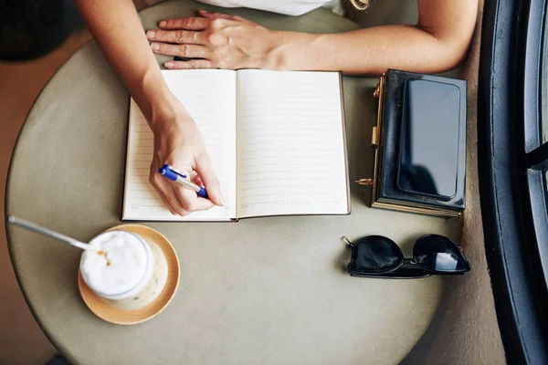 Mãos Jovem Mulher Bebendo Cappuccino Escrever Planos Para Dia Planejador — Fotografia de Stock