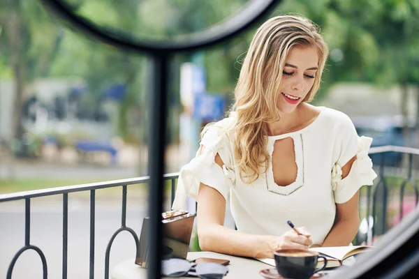 Mujer Rubia Joven Creativa Positiva Escribiendo Ideas Planes Cuadernos Cuando — Foto de Stock