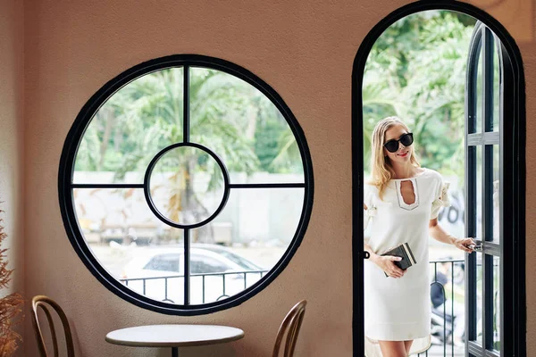 Elegante Aantrekkelijke Jonge Vrouw Een Zonnebril Invoeren Fancy Cafe — Stockfoto