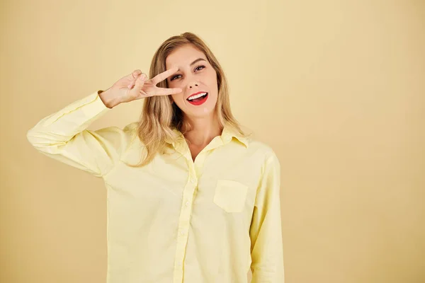 Studio Portret Van Mooie Blonde Jonge Vrouw Maken Vrede Gebaar — Stockfoto