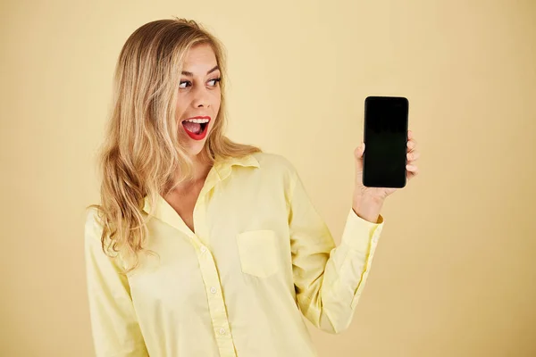 Retrato Mujer Joven Emocionada Conmocionada Mirando Teléfono Inteligente Con Pantalla —  Fotos de Stock