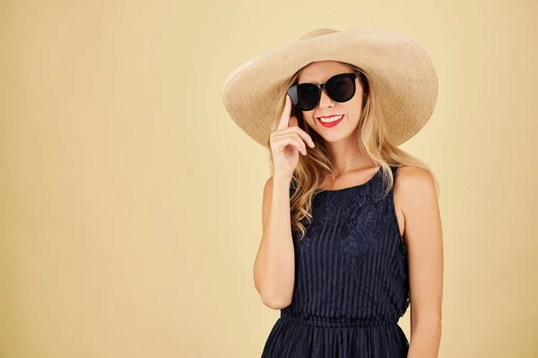 Retrato Hermosa Mujer Joven Sonriente Elegante Gafas Sol Sombrero Paja —  Fotos de Stock