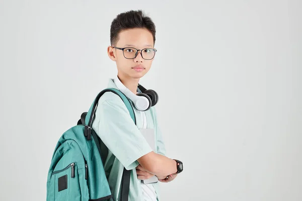 Retrato Colegial Vietnamita Serio Gafas Posando Con Mochila Auriculares Tablet —  Fotos de Stock