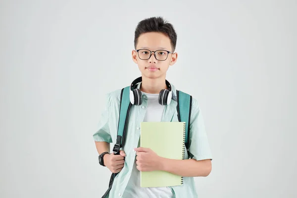 Studio Portret Van Ernstige Aziatische Schooljongen Met Rugzak Poseren Holding — Stockfoto