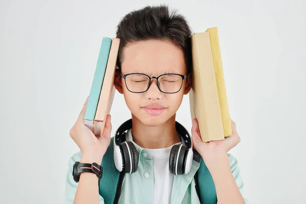 Carrancudo Estudante Cansado Estudar Fechando Olhos Apertando Cabeça Entre Livros — Fotografia de Stock