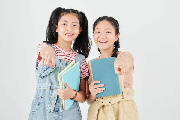 Vrolijke Klasgenoten Met Schoolboeken Handen Glimlachend Wijzend Naar Camera — Stockfoto