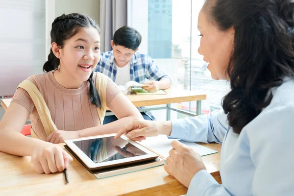 Leraar Uit Leggen Tiener Meisje Hoe Educatieve Toepassing Gebruiken Tablet — Stockfoto