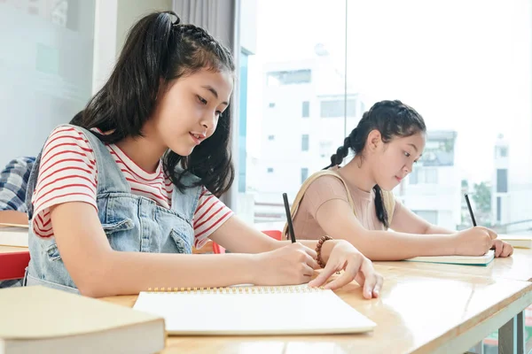 Συγκεντρωμένοι Έφηβοι Μαθητές Που Γράφουν Βιβλία Αντιγράφων Όταν Παρακολουθούν Μαθήματα — Φωτογραφία Αρχείου