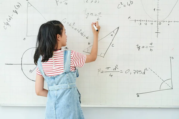 Sınıfta Geometri Ödevini Çözerken Beyaz Tahtaya Yazı Yazan Akıllı Kız — Stok fotoğraf
