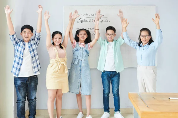 Opgewonden Gelukkige Aziatische Scholieren Hun Wetenschappelijk Leraar Staan Voor Whiteboard — Stockfoto