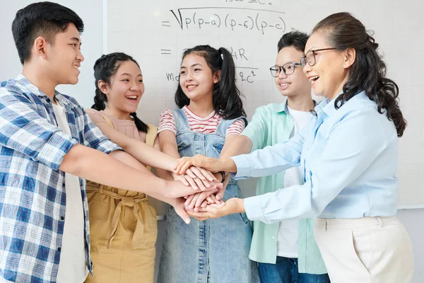 Groep Studenten Hun Wiskundeleraar Stapelen Handen Elkaar Ondersteunen Voor Wiskundewedstrijd — Stockfoto