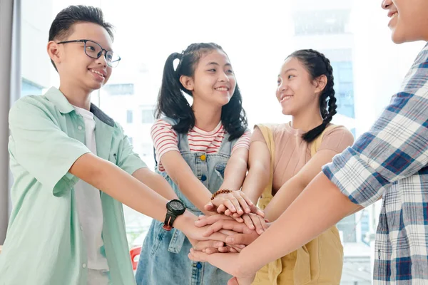 Вьетнамские Улыбающиеся Школьники Подростки Сложили Руки Поддержать Друг Друга Перед — стоковое фото