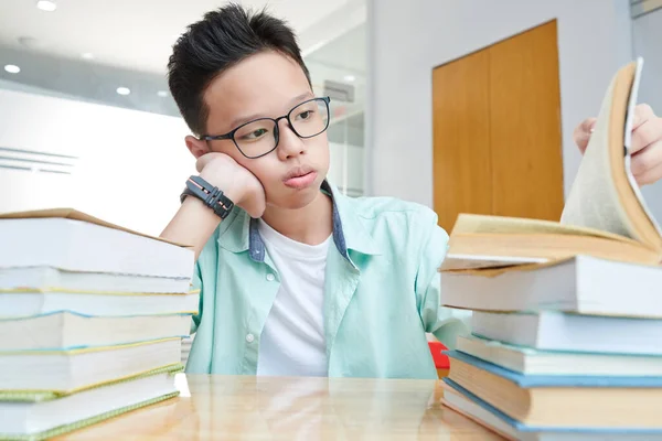 Cansado Estudante Vietnamita Olhando Para Pilhas Livros Sua Mesa Que — Fotografia de Stock