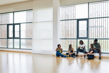 Yoğun eğitimden sonra bir grup gençle dans koçu konuşuyor.