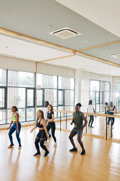 Allenamento Ballerini Attivi Gioiosi Studio Quando Preparano Esecuzione Concerto — Foto Stock