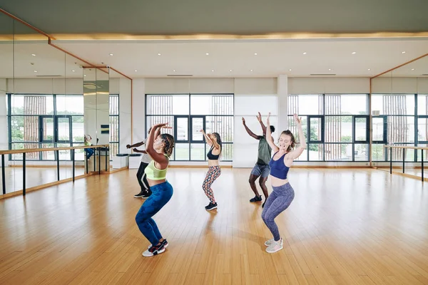 Grupo Jóvenes Disfrutando Bailando Frente Gran Espejo Estudio —  Fotos de Stock