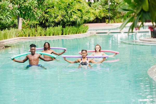 민족의 젊은이들이 수영장에서 국수를 가지고 에어로빅을 — 스톡 사진