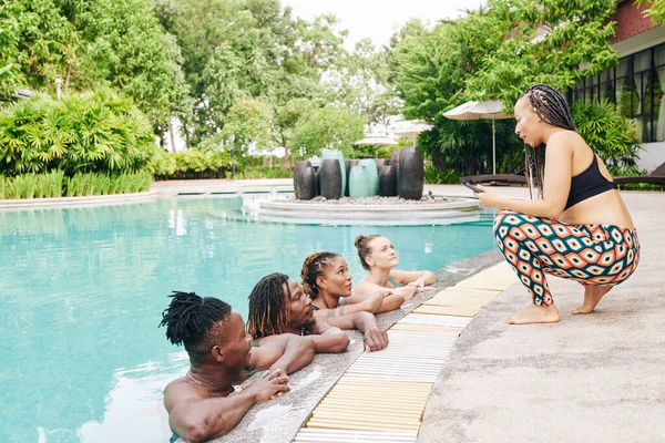 Pretty Young Woman Leggins Sports Bra Talking Friends Relaxing Swimming — Stock Photo, Image